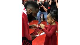 NBA／哈登贈鞋　換來蘿莉愛的抱抱
NBA,季後賽,休士頓火箭,James Harden,送鞋
翻攝自推特
