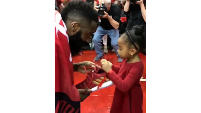 NBA／哈登贈鞋　換來蘿莉愛的抱抱