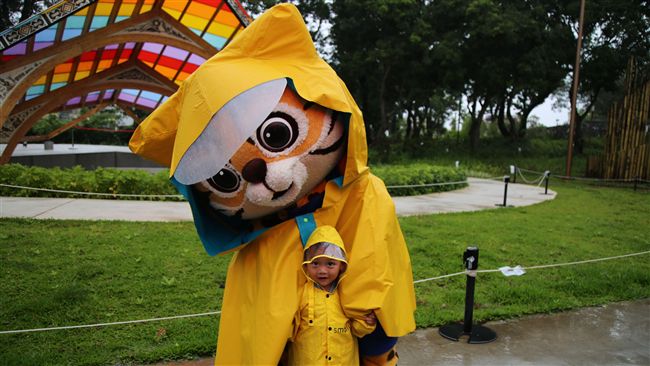 來虎、喔熊行銷花博　雨衣版來虎萌翻