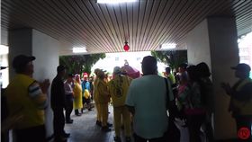 白沙屯媽祖停路口…1分鐘後衝進警局賜福！人民褓姆被暖哭 白沙屯,苗栗通霄警分局,圖／翻攝自白沙屯媽祖網路電視台