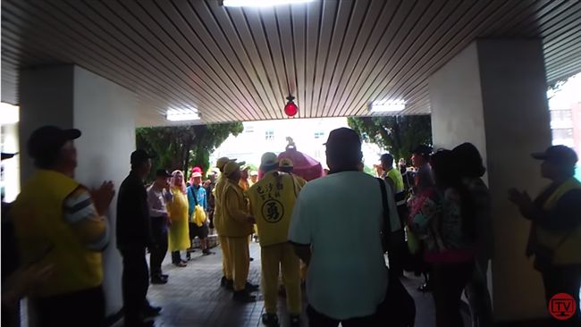 感謝人民褓姆　「粉紅超跑」讓警哭了