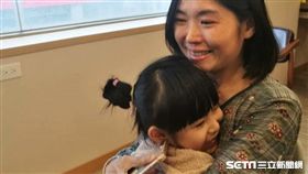 陳惠琪用心陪伴單側聽損女兒小淨一同學習，長時間下來其口語表達跟一般孩子無異。（圖／記者楊晴雯攝）