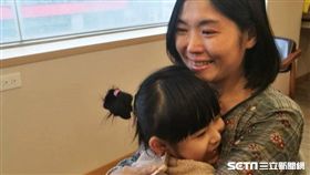 陳惠琪用心陪伴單側聽損女兒小淨一同學習，長時間下來其口語表達跟一般孩子無異。（圖／記者楊晴雯攝）