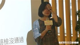 陳惠琪說，女兒小淨出生時確診右耳聽損，令其不敢置信，現在回想起來仍不禁難過落淚。（圖／記者楊晴雯攝）