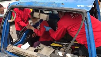 貨車暴衝撞公車　阿公載阿嬤雙雙受困