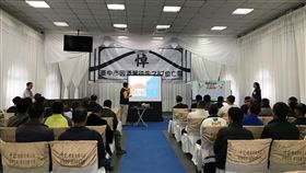 中市酒駕累犯殯儀館上課  盼有所警惕台中市交通局、交通部公路總局台中區監理所與崇德殯儀館合作，16日安排43名酒駕累犯在殯儀館舉辦講習，並將現場布置成告別式會場，盼讓眾人有所警惕。（台中市政府提供）中央社記者郝雪卿傳真　108年4月16日