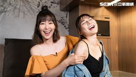 李懿與賣魚女神阿澎一起學按摩。
李懿與賣魚女神阿澎一起學按摩。
李懿與阿澎互相傷害。