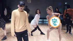 WINNER的練舞影片後面肉色衣女舞者（右三）太過火辣搶眼。（圖／翻攝自YouTube）