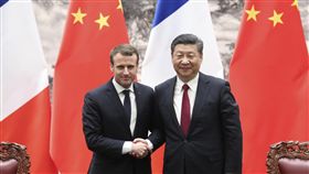 馬克宏訪北京  與習近平共見媒體中國國家主席習近平（右）9日在北京人民大會堂與法國總統馬克宏（左）舉行會談。出席合作文件簽字儀式後，兩人共同會見中外媒體。（中新社提供）中央社  107年1月9日