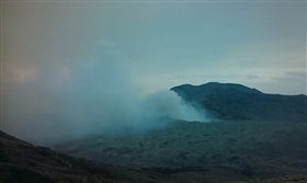 日本九州阿蘇山小噴發 噴煙200公尺高
（圖／翻攝自twitter）