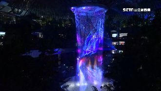 星國新地標！室內瀑布花園超吸睛