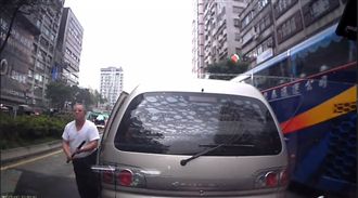 被按喇叭不爽　囂張惡男攔車持棍嗆聲