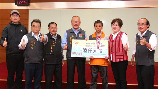 身材瘦小技高一籌　泰雅少年角力奪銅