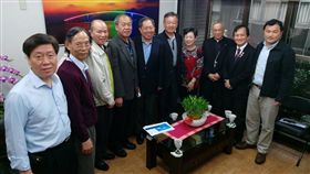 澎湖縣政府台北辦公室16日正式運作，縣長賴峰偉（右5）期許台北辦公室能就近服務旅台鄉親，提供就醫、交通、就學、陳情等協助。（澎湖縣政府提供）中央社 108年4月16日