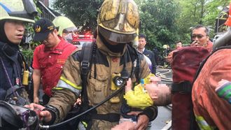 板橋公寓驚傳火警！已救出2女1男童