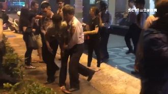 KTV門口衝突　酒客打成一團還嗆警