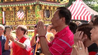 吳敦義下午親授「榮譽狀」給郭台銘