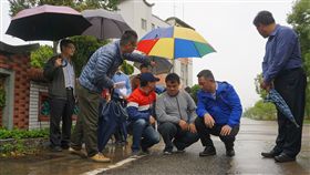 金門縣長楊鎮浯（右2）16日視察道路路平專案，在金山路和平社區前了解情況，並表示縣府、工務處一直在關注路平問題，他保證，「提供鄉親好的道路品質是我們的責任」。中央社記者黃慧敏攝　108年4月16日