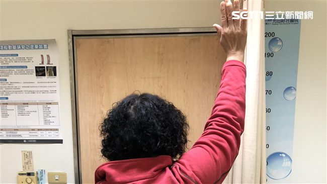 頸椎椎間盤破裂　竟舉手成自由女神…