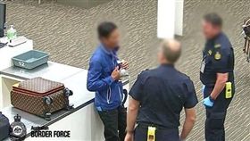 活跳跳紅龍魚掛脖　天兵哥闖海關遭逮（圖／翻攝自臉書／Australian Border Force）