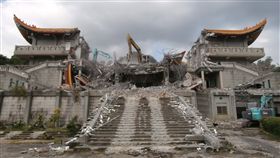 彰化二水碧雲禪寺違建去年拆除，因所有權人魏素丹未繳交拆除費用，碧雲禪寺土地被查封，16日法拍，最後由碧雲禪寺住持釋懷宗以新台幣1612萬元得標。圖為去年碧雲禪寺拆除情形。（資料照片）中央社記者吳哲豪彰化攝　108年4月16日