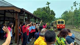 阿里山林業鐵路16日起恢復停靠鹿麻產車站，居民除了在車站合唱客家歌謠歡迎外，並提供在地美食，要讓遊客留下深刻回憶。（阿里山林鐵及文資處提供）中央社記者黃國芳傳真　108年4月16日