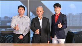 ▲味全龍總教練葉君璋、頂新三董魏應充與球團領隊吳德威合影。（圖／味全龍球團提供）