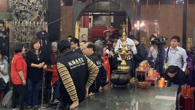郭董要來擲筊　問神明求解？