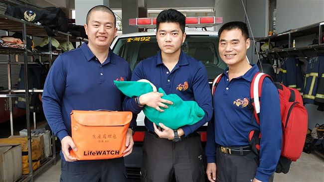 寶寶等不及　消防員臨時上陣當產婆