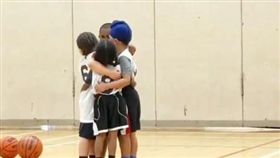 5歲籃球男孩「抱成一團」打氣　暖心瞬間老爸嘆：值得大人學習 （圖／翻攝自@gurpreetdhillon Twitter）