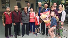 挪威籍牧師尤約翰（白髮者）在台期間無私奉獻台中東勢客家鄉親，雖已退休回國，最近重返東勢探望老友，台中市客家事務委員會15日特別前往獻花致意。（台中市政府提供）中央社記者郝雪卿傳真 108年4月15日