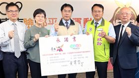 台南市政府響應臉部平權運動，市長長黃偉哲（中）15日簽署支持承諾書，與陽光社會福利基金會執行長舒靜嫻（左2）等人共同宣布，台南市將成為推動「履歷不貼照」的臉部平權友善城市。（台南市政府提供）中央社記者楊思瑞台南傳真　108年4月15日