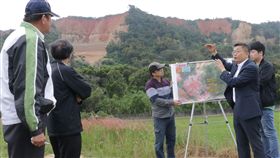 台中大甲鐵砧山北側發生崩塌情形，立法院副院長蔡其昌（右2）15日邀集相關單位前往會勘，蔡其昌說，崩塌問題需儘速處理，才能讓遊客能玩得安全。（蔡其昌服務處提供）中央社記者郝雪卿傳真 108年4月15日