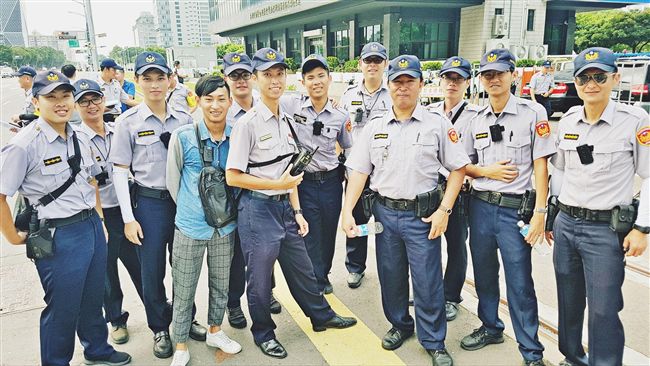 員警制服舊換新！用30年懷舊好感動