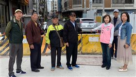 台中市水湳經貿園區公51西側、南側便道完工4個多月遲未通車，台中市議員陳淑華（前右2）15日會同市府相關單位前往會勘，要求5月底前開放民眾通行。（陳淑華提供）中央社記者郝雪卿傳真 108年4月15日