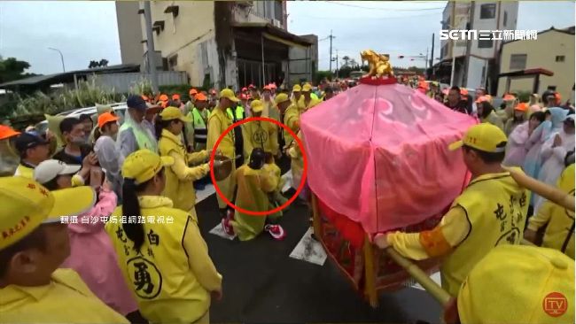 母抱病童淚求保佑…白沙屯媽停轎賜福