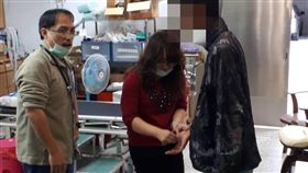 香港籍吳姓青年來台徒步環島，日前行經花東海岸公路加走灣附近遭路旁流浪狗咬傷手掌，到派出所請求協助，警方立即將他載送到10公里外的長濱衛生所醫治。（台東縣警局提供）中央社記者李先鳳傳真　108年4月15日