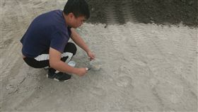 高雄市美濃區成功新村附近遭回填不明土方，民眾擔心污染水質。高市環保局14日指出，現場針對3種樣態土方，採集5組樣品送驗，2週會有結果，若屬有害事業廢棄物或非法爐渣廢棄物，將移送檢警偵辦。（高雄市環保局提供）中央社記者程啟峰高雄傳真　108年4月14日