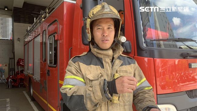 帥抱「嬰兒」出火場　勇消曝光就是他