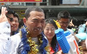 新北市長侯友宜（前）14日出席「新北市潑水節」活動，童心大發，攜水槍勇闖水陣，雖慘被水扁仍直呼開心。中央社記者王鴻國攝　108年4月14日