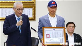 吳敦義,郭台銘　圖／記者邱榮吉攝影