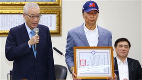 吳敦義,郭台銘　圖／記者邱榮吉攝影