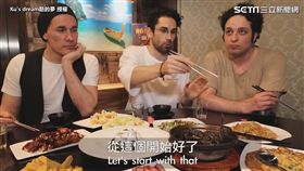 ▲鐘樓怪人音樂劇演員體驗台灣熱炒。（圖／Ku's dream酷的夢　授權）