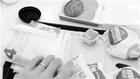 殯葬業男暖買麥當勞給女童／翻攝自臉書靈異公社