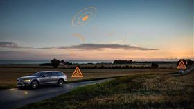 ▲Volvo Hazard Light Alert、Slippery Road Alert（圖／翻攝網路）