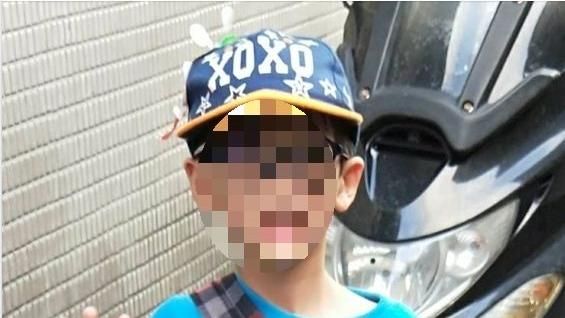 虛驚！小三生不慎迷途　幸遇暖警解圍