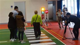 （１６：９）高齡者交通安全宣導活動（1）交通部公路總局台北區監理所花蓮監理站結合花蓮縣政府、樂齡學習中心等單位，17日舉辦「108年跨機關高齡者交通安全宣導團計畫」路老師開跑活動，會中示範長者走斑馬線需要多少時間。中央社記者李先鳳攝　108年4月17日