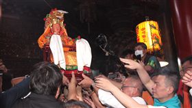 白沙屯媽祖回鑾拱天宮安座（1）苗栗縣通霄鎮白沙屯媽祖徒步進香歷經10天9夜長途跋涉，17日下午回鑾返抵拱天宮，廟方人員請出媽祖神尊安座，預計27日深夜11時開爐。（苗栗縣政府提供）中央社記者管瑞平傳真　108年4月17日