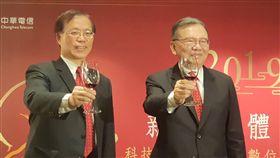 中華電3年轉型　啟動創新布局中華電信14日舉行春酒，宣布啟動3年轉型創新布局，如5G、純網銀、物聯網、大數據、AI及智慧家庭等。圖左為中華電總經理謝繼茂、圖右為中華電董事長鄭優。中央社記者江明晏攝 108年2月14日