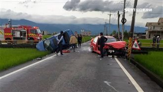 鄉間小路狂衝！2轎車相撞　插進稻田